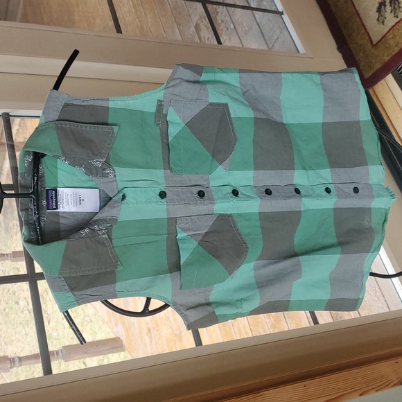 Patagonia Green and‎ Gray Plaid Sleeveless Button-up Sz. XS Shirt Blouse - Picture 2 of 9